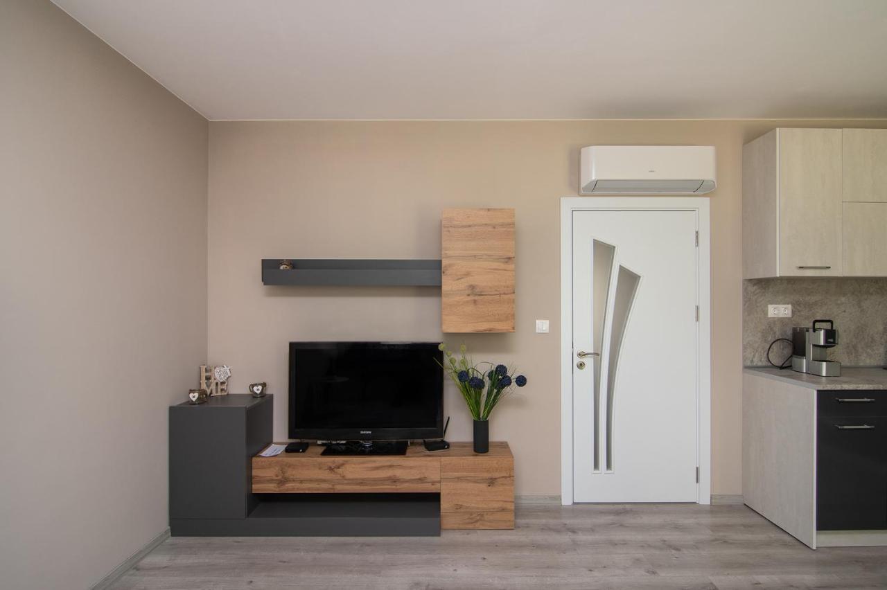 Cozy Flats Nearby Center Free Park Area Apartment Varna Exterior photo