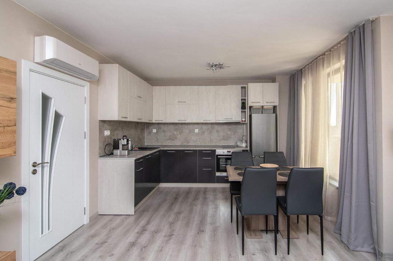 Cozy Flats Nearby Center Free Park Area Apartment Varna Exterior photo