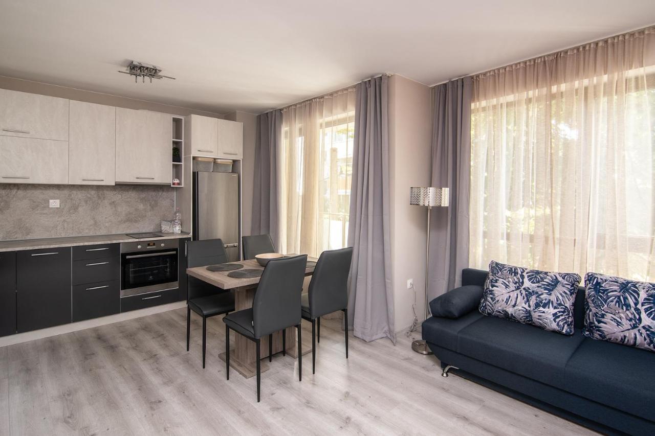 Cozy Flats Nearby Center Free Park Area Apartment Varna Exterior photo